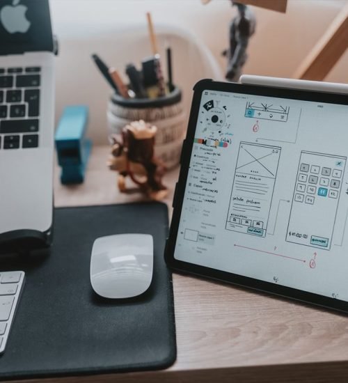 macbook-pro-beside-apple-magic-mouse-min